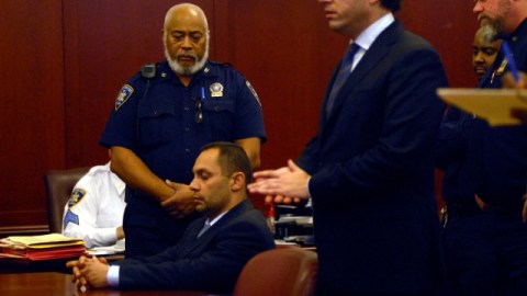 El expolicía Kenneth Moreno escucha su sentencia a un año de prisión pronunciada ayer por el juez Gregory Carro en la Corte Criminal de Manhattan.