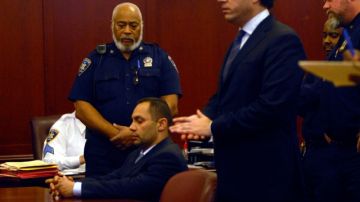 El expolicía Kenneth Moreno escucha su sentencia a un año de prisión pronunciada ayer por el juez Gregory Carro en la Corte Criminal de Manhattan.