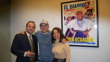El artista ecuatoriano Gerardo Mejía, (centro) al lado de su hermano Xavier y Marjorie Barquerizo-Kielkopf , candidatos a la Asamblea en Ecuador.