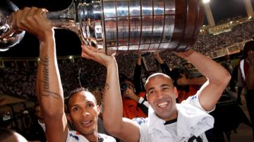 Liedson y Emerson levantan la Copa Libertadores que ganaron con el Corinthians tras superar al Boca Juniors. El equipo brasileño es también campeón mundial.