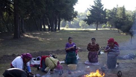 Un grupo de sacerdotes mayas participa en una ceremonia en el sitio arqueológico Kaminal Juyu ubicado  en Ciudad de Guatemala.