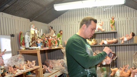 Juan Carlos Oriuchi se dedica con esmero a retocar las estatuillas.