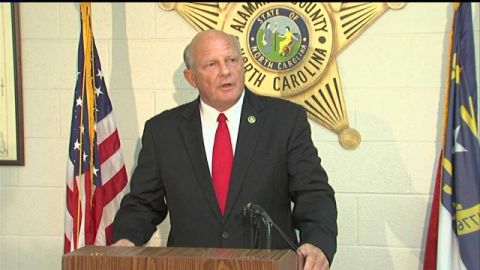 El sheriff Terry Johnson enfrenta la demanda del gobierno.