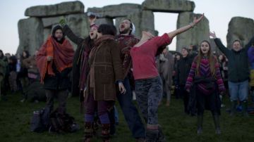 Expresiones de alivio entre quienes acamparon en Stonehenge, Inglaterra.