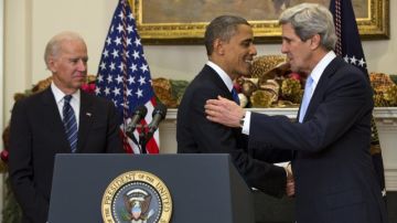 Obama (c), estrecha la mano del senador demócrata y excandidato presidencial John Kerry (d), designado por Obama como nuevo secretario de Estado, en presencia del vicepresidente Joe Biden (i) en la Casa Blanca.