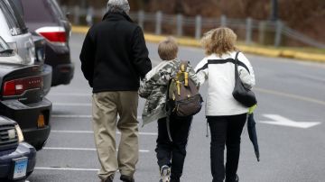 Los padres están haciendo lo que sea para proteger a sus hijos, incluso gastando $400 en mochilas antibalas.