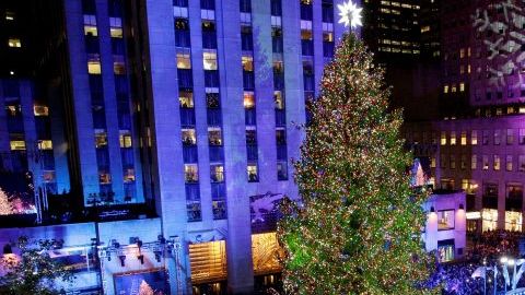 La zona donde se encuentra el árbol del Rockefeller Center, en Nueva York, se ha convertido en destino para muchos turistas alrededor del mundo durante esta Navidad.