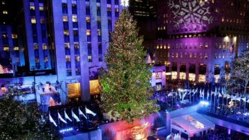 La zona donde se encuentra el árbol del Rockefeller Center, en Nueva York, se ha convertido en destino para muchos turistas alrededor del mundo durante esta Navidad.