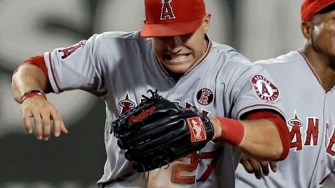 Mike Trout y Erick Aybar sonríen al momento de una celebración en un juego ante Medias Rojas de Boston, en el Angel Stadium.