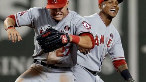 Mike Trout y Erick Aybar sonríen al momento de una celebración en un juego ante Medias Rojas de Boston, en el Angel Stadium.