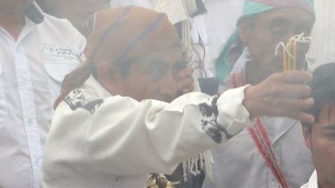 Recibe Chayanne la “purificación” en ceremonia religiosa maya, al interior de Tikal, Guatemala.