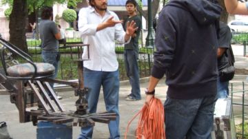Diego Luna (centro) en el rodaje  de su anunciada película 'César Chávez'.