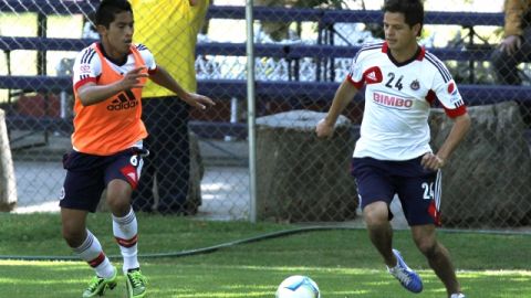 Adrián Cortés (izq.) y 'Cherokee' Pérez, durante el entrenamiento de ayer del Rebaño Sagrado, en Verde Valle de Guadalajara.