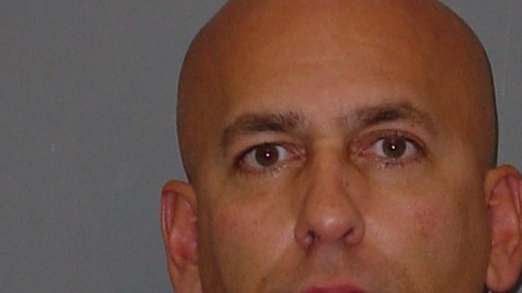 El oficial Miguel A. Rodríguez fue acusado de haber estafado a varios inmigrantes indocumentados que buscaban licencias de conducir a través de una lotería.
