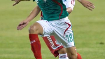 El delantero Andrés Guardado, se  lleva la marca del cubano Pedro Adriani Faife en un partido de México frente a Cuba. Ahora el 'Tri" tiene que ir al Mundial 2014.