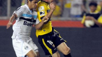 Damián Díaz, estrella del Barcelona de Ecuador, controla el balón ante la marca de Tony, del Gremio de Brasil. El "ídolo" de Guayaquil enfrentará a Boca Juniors.