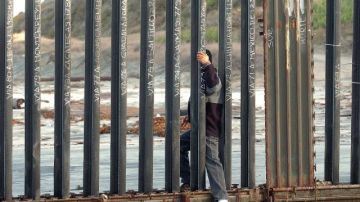 Un ciudadano mexicano trata de cruzar la frontera con los Estados Unidos, en la ciudad de Tijuana.