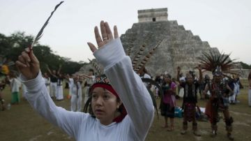 Miembros de grupos tradicionalistas de la cultura maya realizan  un ritual en las inmediaciones de la pirámide de Kukulkán, de la zona arqueológica de Chichen Itzá, en el estado de Yucatán.