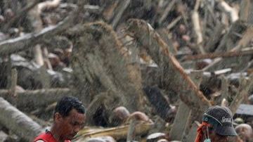 Elevan a 1,067 los muertos por el tifón "Bopha" en Filipinas. Aún no se identifica a todas las víctimas.