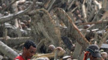 Elevan a 1,067 los muertos por el tifón "Bopha" en Filipinas. Aún no se identifica a todas las víctimas.