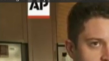 Cody Wilson explica en un video en YouTube el procedimiento para "imprimir" armas en impresoras 3D.