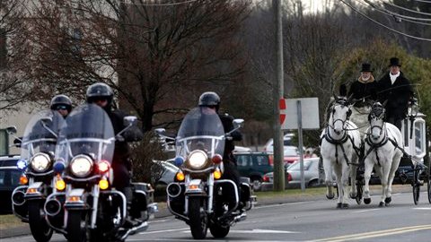 Un carruaje tirado por caballos llevando el cuerpo de Anna Grace Márquez-Greene, una de las víctimas de la matanza en la escuela Sandy Hook, sale de la iglesia en Bloomfield, Connecticut,