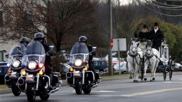 Un carruaje tirado por caballos llevando el cuerpo de Anna Grace Márquez-Greene, una de las víctimas de la matanza en la escuela Sandy Hook, sale de la iglesia en Bloomfield, Connecticut,