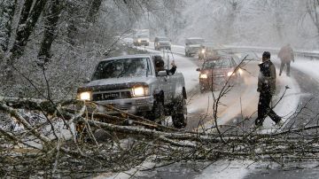 Tormenta de nieve en EE.UU. deja al menos ocho muertos en accidentes de tráfico.