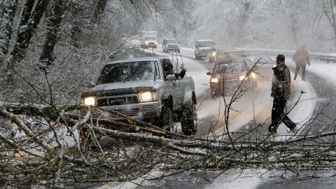 Tormenta de nieve en EE.UU. deja al menos ocho muertos en accidentes de tráfico.
