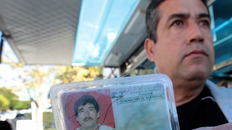 Un individuo que no quiso ser identificado, muestra su licencia de conducir de México que ya se venció.