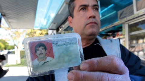 Un individuo que no quiso ser identificado, muestra su licencia de conducir de México que ya se venció.