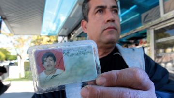 Un individuo que no quiso ser identificado, muestra su licencia de conducir de México que ya se venció.
