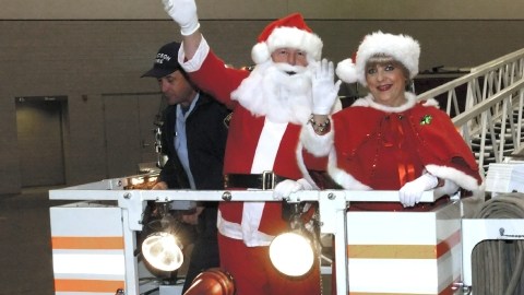 Foto de archivo del 18 de diciembre 2004 en la que aparece Santa Claus y la señora Claus saludando a los niños desde un camión.
