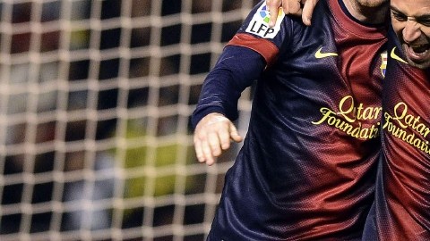 Xavi Hernández (der.) celebra con Leo Messi el primer gol de su equipo sobre el Real Valladolid en el Estadio José Zorrilla.