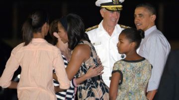 La familia presidencial a su llegada a  Hawaii donde pasarán Navidad.
