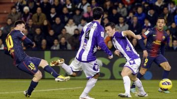 El delantero argentino Lionel Messi marca el segundo gol del F.C Barcelona contra el Valladolid, en el estadio José Zorrilla.
