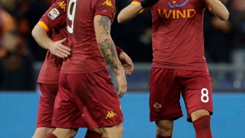 El delantero argentino Erik Lamela (d) celebra su gol con su compatriota Pablo Daniel Osvaldo (c) y el bosnio Miralem Pjanic, en el triunfo de la Roma ayer.