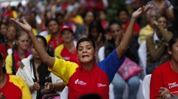 Un grupo de mujeres, seguidoras del presidente venezolano, Hugo Chávez, participan en una oración colectiva por el mandatario, en una plaza del centro de Caracas. El gobierno no dió a conocer ningún reporte sobre su salud.