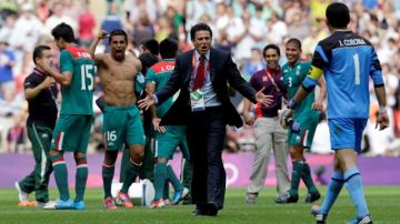 Los jugadores de la selección mexicana celebran con su entrenador, Luis Fernando Tena (c), la victoria sobre Brasil en la final del fútbol olímpico de Londres el pasado 11 de agosto.