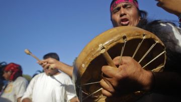 Indígenas participan en una ceremonia  en el parque Tazumal  donde se celebró el fin y el inicio de una nueva era.