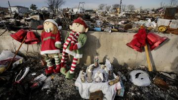 Decoraciones de Navidad fueron colocadas frente a las ruinas de las casas destruidas por el huracán Sandy en el vecindario Breezy Point.