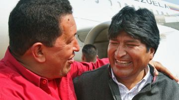 El presidente de Bolivia, Evo Morales (izq.), y el de Venezuela, Hugo Chávez, mantienen una relación muy cercana.