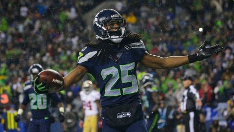Richard Sherman celebra la intercepción que le hizo a 49ers de San Francisco