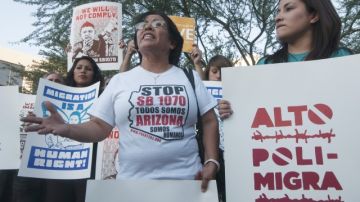 Grupo se manifiesta en contra de la política de inmigración del Gobierno de  Estados Unidos para los indocumentados, debido a los operativos de deportación.