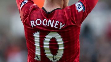 Wayne Rooney se lamenta una oportunidad de gol desperdiciada por el Manchester United, que ayer cedió un empate a un gol ante el Swansea.
