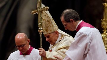 El papa rechaza la violencia en nombre de Dios y pide arados en vez de armas.