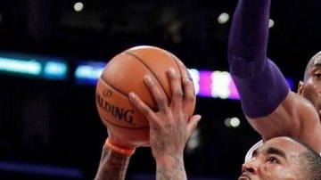 Smith (8) de los Knights apunta a encestar mientras Kobe Bryant (24), defiende, durante la segunda mitad del juego de la NBA en Los Ángeles.