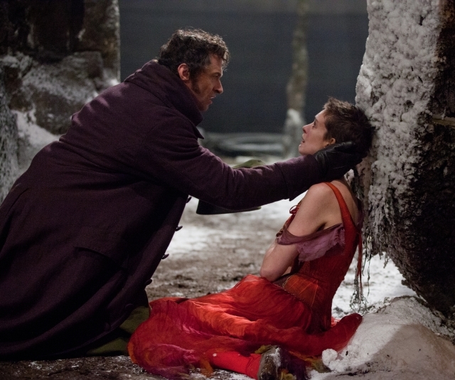 Hugh Jackman  y Anne Hathaway en una escena de  "Les Misérables".