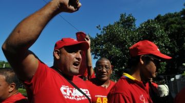 Seguidores del presidente venezolano, Hugo Chávez, realizan una marcha para pedir por su pronta recuperación en un hospital de  La Habana (Cuba).