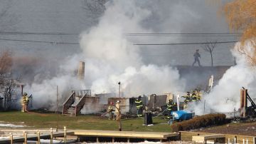 El incendio provocado por el pistolero se extendió a otras siete casas.